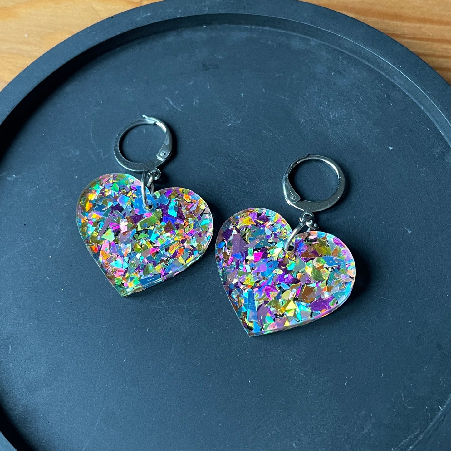 Petites boucles d'oreilles coeurs pendantes en acrylique avec des éclats de confettis multicolores