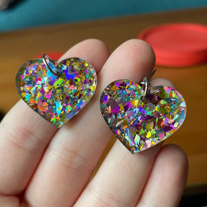 Petites boucles d'oreilles coeurs pendantes en acrylique avec des éclats de confettis multicolores