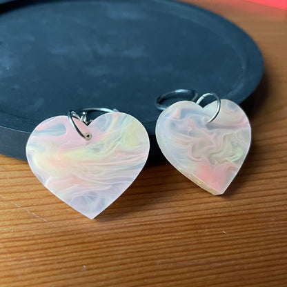 Petites boucles d'oreilles coeurs pendantes en acrylique marbrée orange/jaune