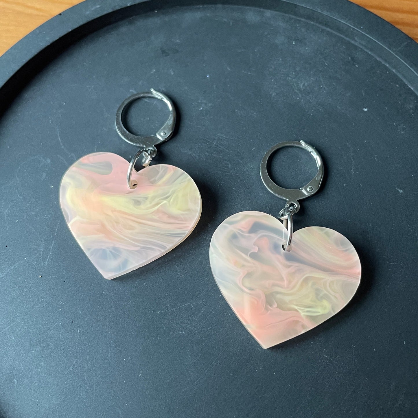 Petites boucles d'oreilles coeurs pendantes en acrylique marbrée orange/jaune