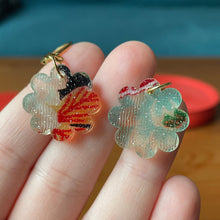 Charger l&#39;image dans la galerie, Petites boucles d&#39;oreilles fleurs pendantes en acrylique japonaise avec du tissu multicolore