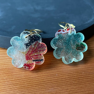 Petites boucles d'oreilles fleurs pendantes en acrylique japonaise avec du tissu multicolore