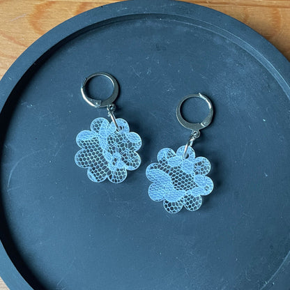 Petites boucles d'oreilles fleurs pendantes en acrylique japonaise avec de la dentelle blanche