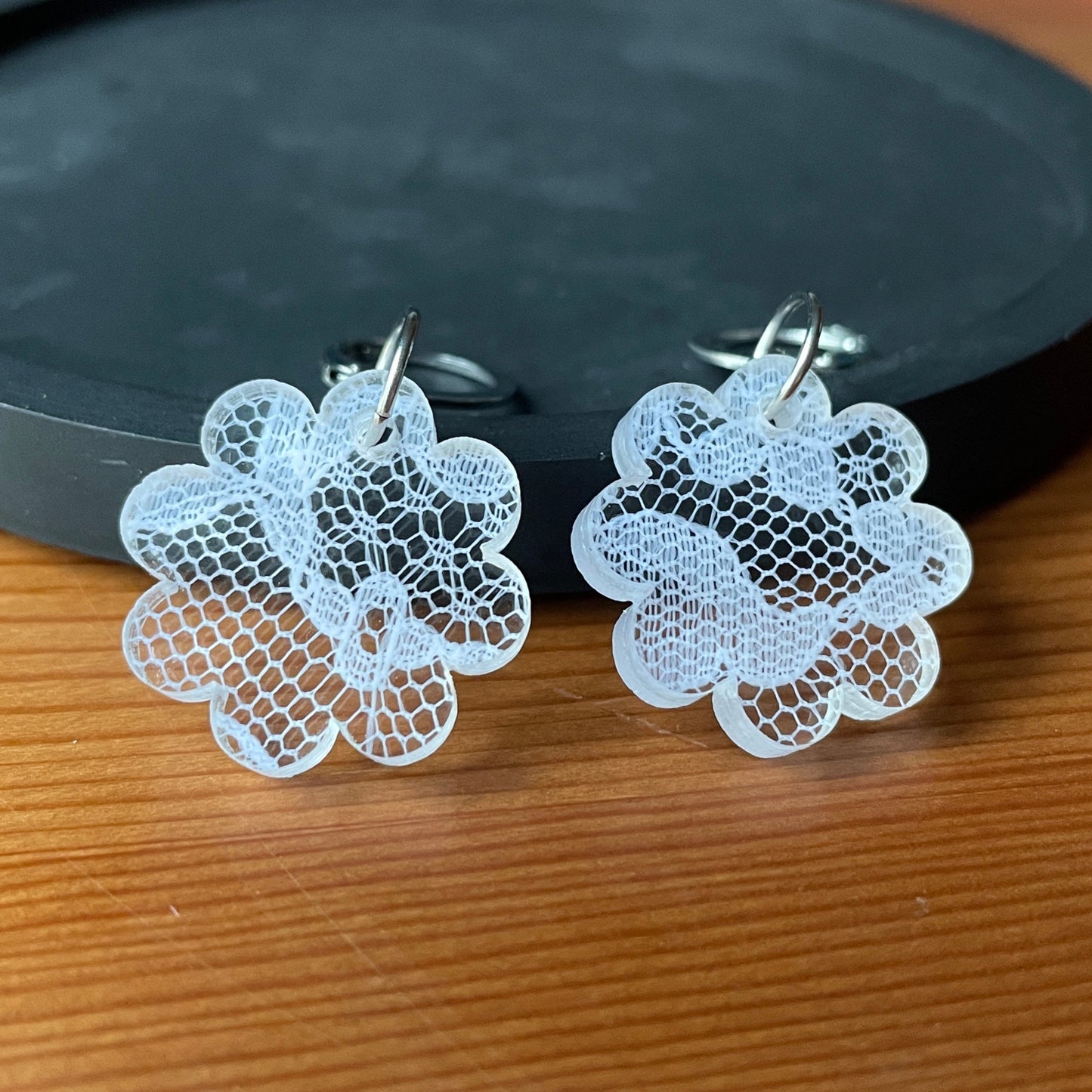 Petites boucles d'oreilles fleurs pendantes en acrylique japonaise avec de la dentelle blanche