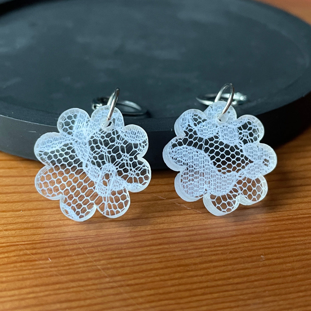 Petites boucles d'oreilles fleurs pendantes en acrylique japonaise avec de la dentelle blanche