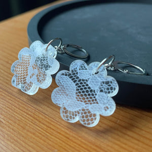 Petites boucles d'oreilles fleurs pendantes en acrylique japonaise avec de la dentelle blanche