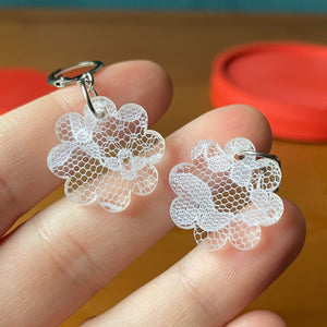 Petites boucles d'oreilles fleurs pendantes en acrylique japonaise avec de la dentelle blanche