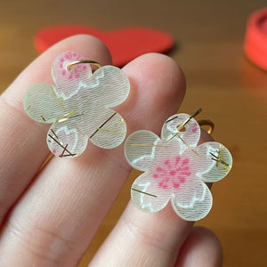Petites boucles d'oreilles fleurs pendantes en acrylique japonaise avec du tissu vert avec des fleurs de cerisiers