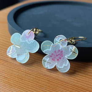 Petites boucles d'oreilles fleurs pendantes en acrylique japonaise avec du tissu vert avec des fleurs de cerisiers
