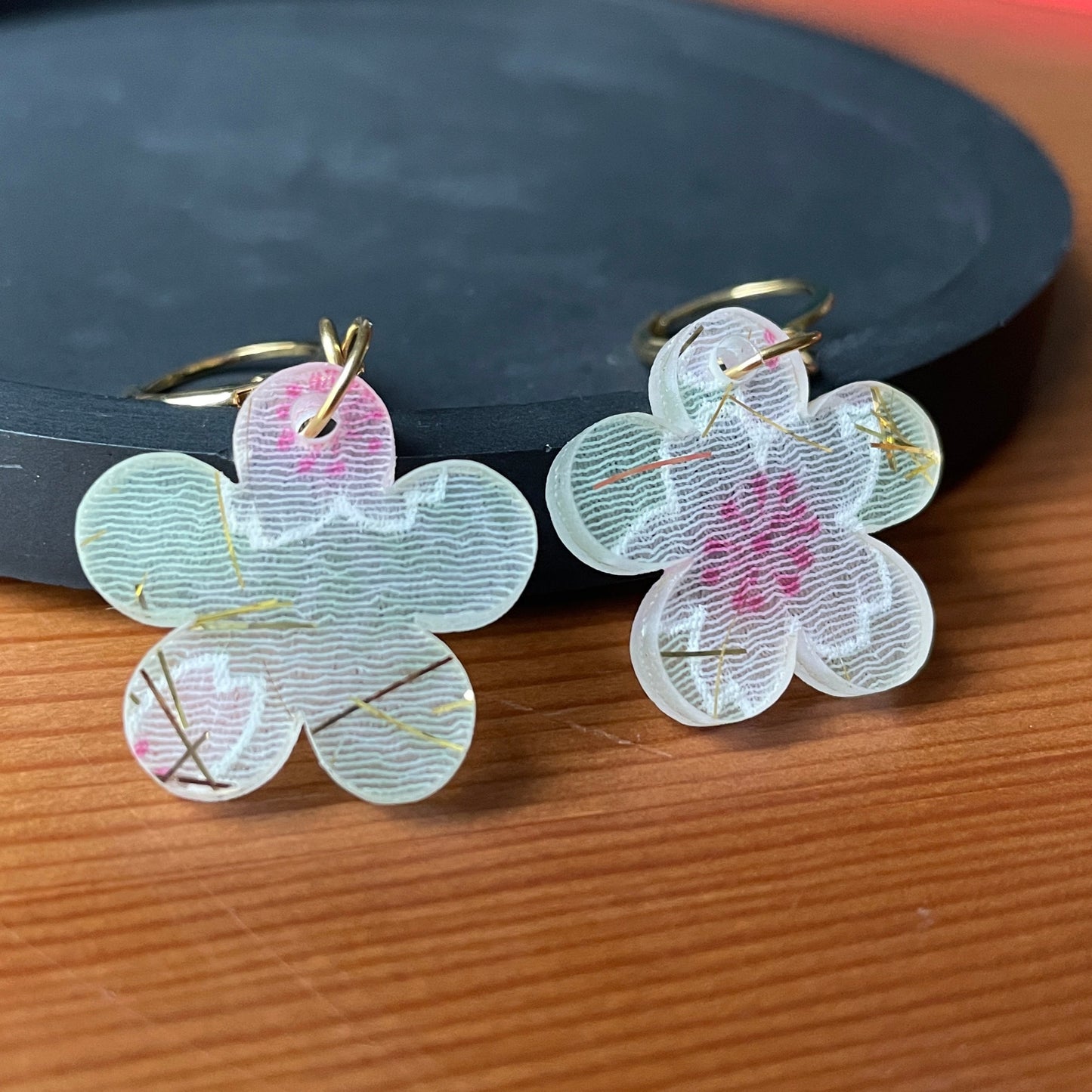Petites boucles d'oreilles fleurs pendantes en acrylique japonaise avec du tissu vert avec des fleurs de cerisiers