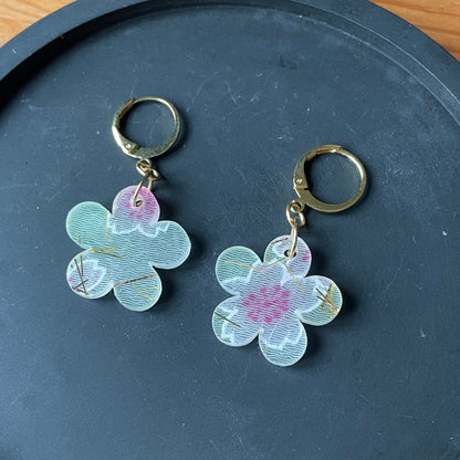 Petites boucles d'oreilles fleurs pendantes en acrylique japonaise avec du tissu vert avec des fleurs de cerisiers