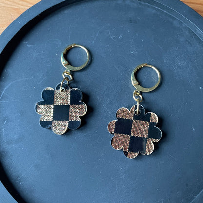 Petites boucles d'oreilles fleurs pendantes en acrylique japonaise à carreaux noirs et dorés