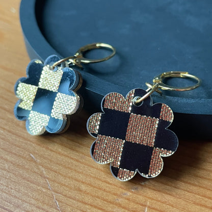 Petites boucles d'oreilles fleurs pendantes en acrylique japonaise à carreaux noirs et dorés