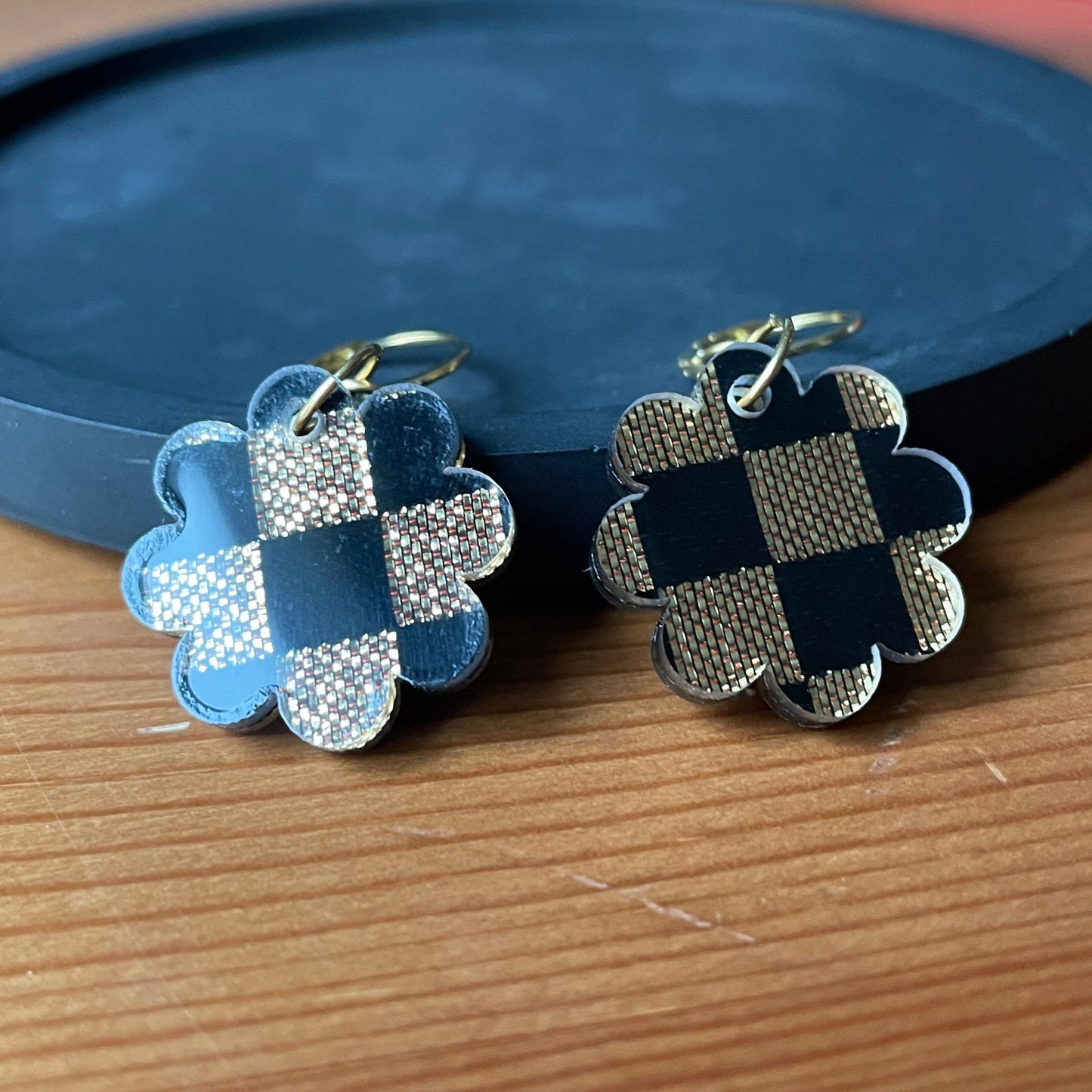 Petites boucles d'oreilles fleurs pendantes en acrylique japonaise à carreaux noirs et dorés