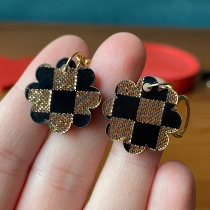 Petites boucles d'oreilles fleurs pendantes en acrylique japonaise à carreaux noirs et dorés