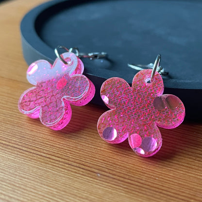 Petites boucles d'oreilles fleurs pendantes en acrylique japonaise avec du tissu rose et des confettis ronds