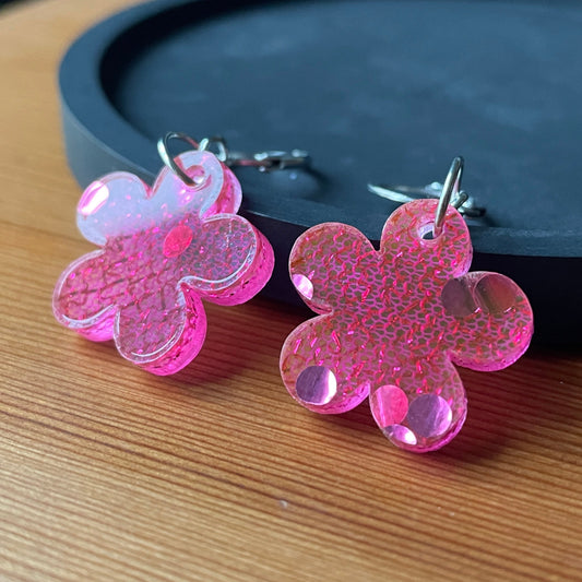Petites boucles d'oreilles fleurs pendantes en acrylique japonaise avec du tissu rose et des confettis ronds