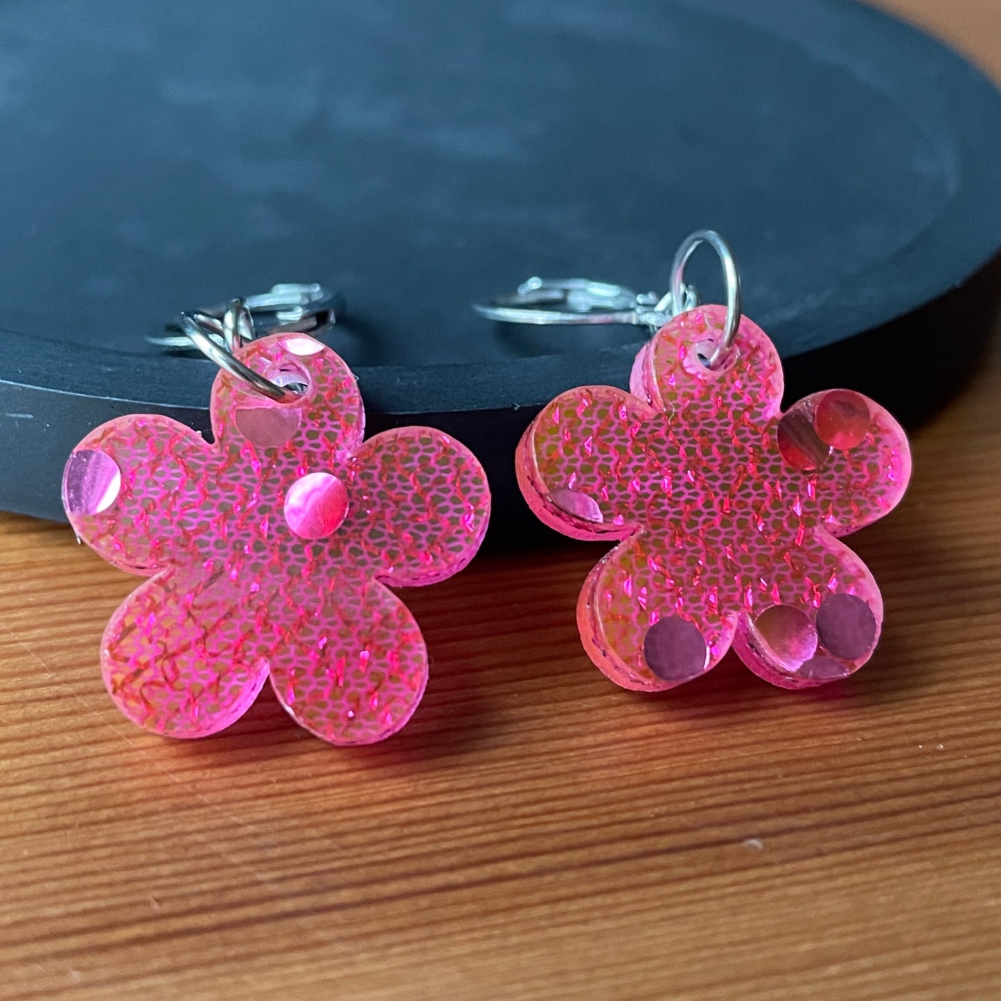 Petites boucles d'oreilles fleurs pendantes en acrylique japonaise avec du tissu rose et des confettis ronds