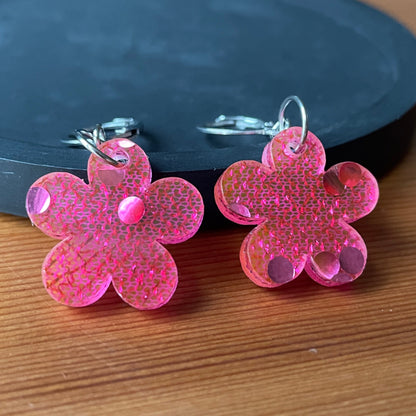 Petites boucles d'oreilles fleurs pendantes en acrylique japonaise avec du tissu rose et des confettis ronds