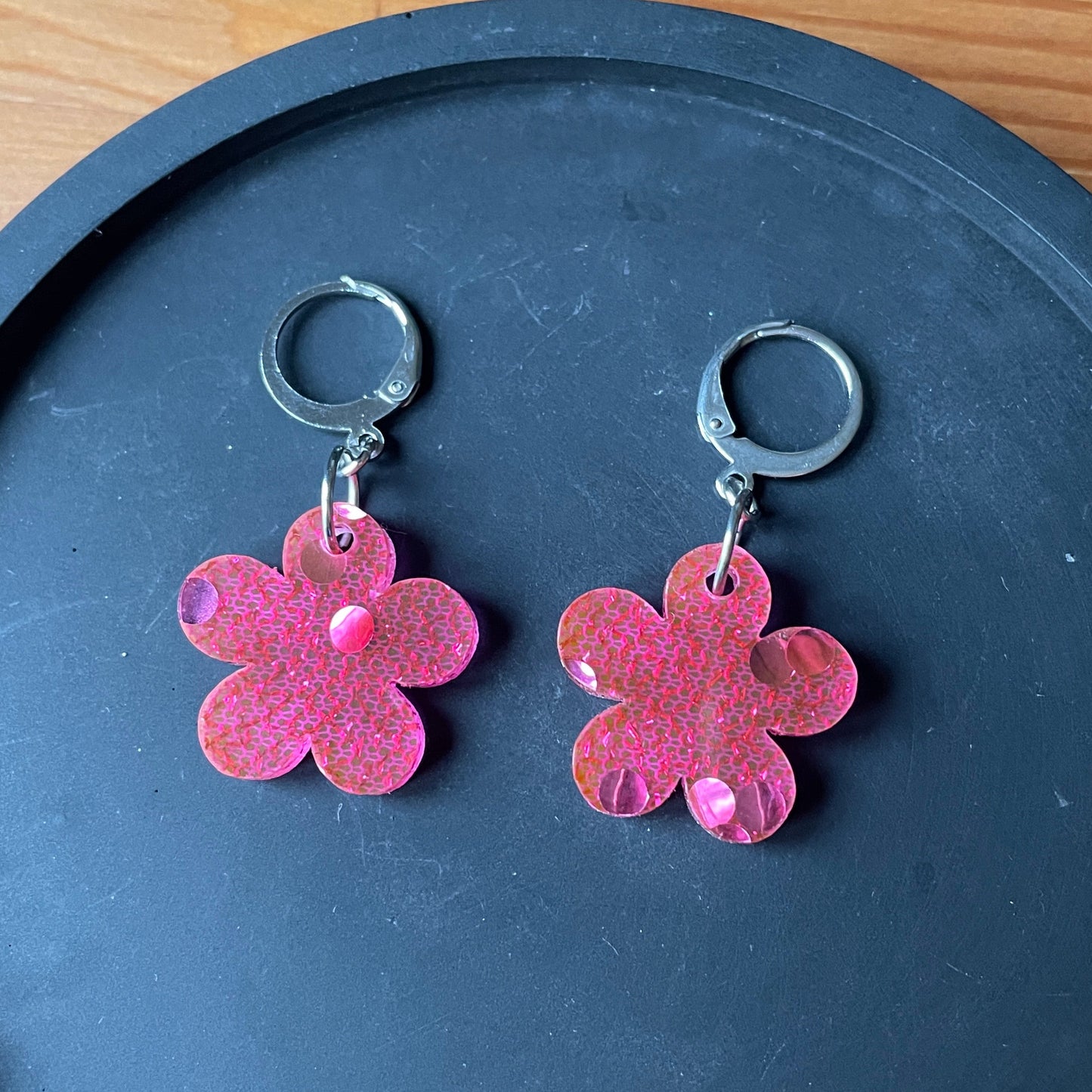 Petites boucles d'oreilles fleurs pendantes en acrylique japonaise avec du tissu rose et des confettis ronds