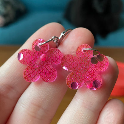 Petites boucles d'oreilles fleurs pendantes en acrylique japonaise avec du tissu rose et des confettis ronds