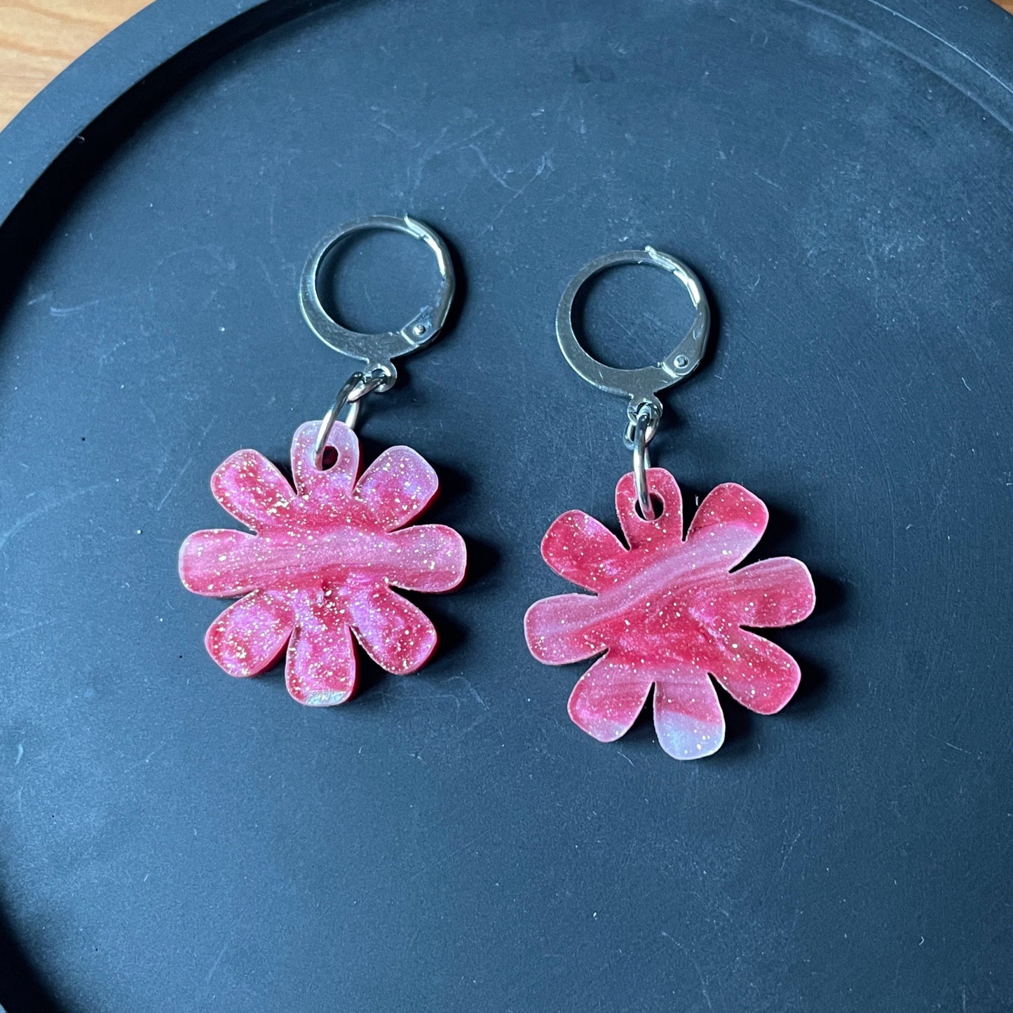 Petites boucles d'oreilles fleurs pendantes en acrylique japonaise marbrée rose et blanche à paillettes