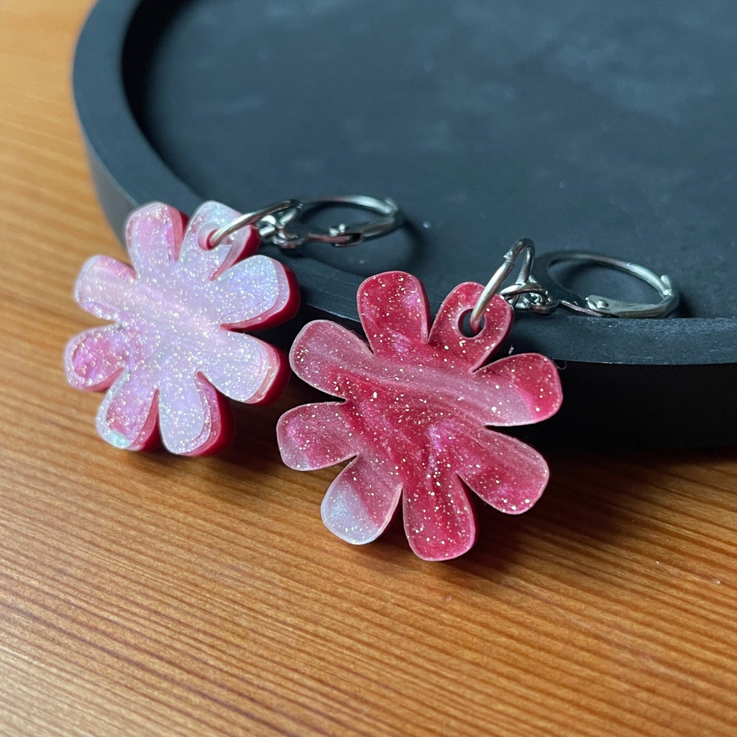 Petites boucles d'oreilles fleurs pendantes en acrylique japonaise marbrée rose et blanche à paillettes