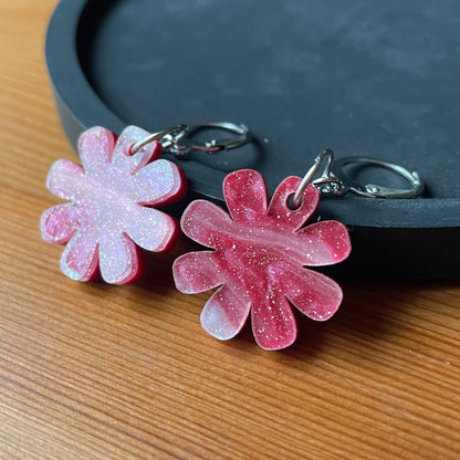 Petites boucles d'oreilles fleurs pendantes en acrylique japonaise marbrée rose et blanche à paillettes