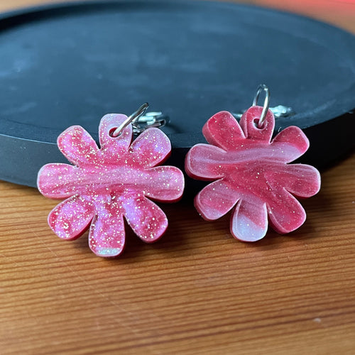 Petites boucles d'oreilles fleurs pendantes en acrylique japonaise marbrée rose et blanche à paillettes