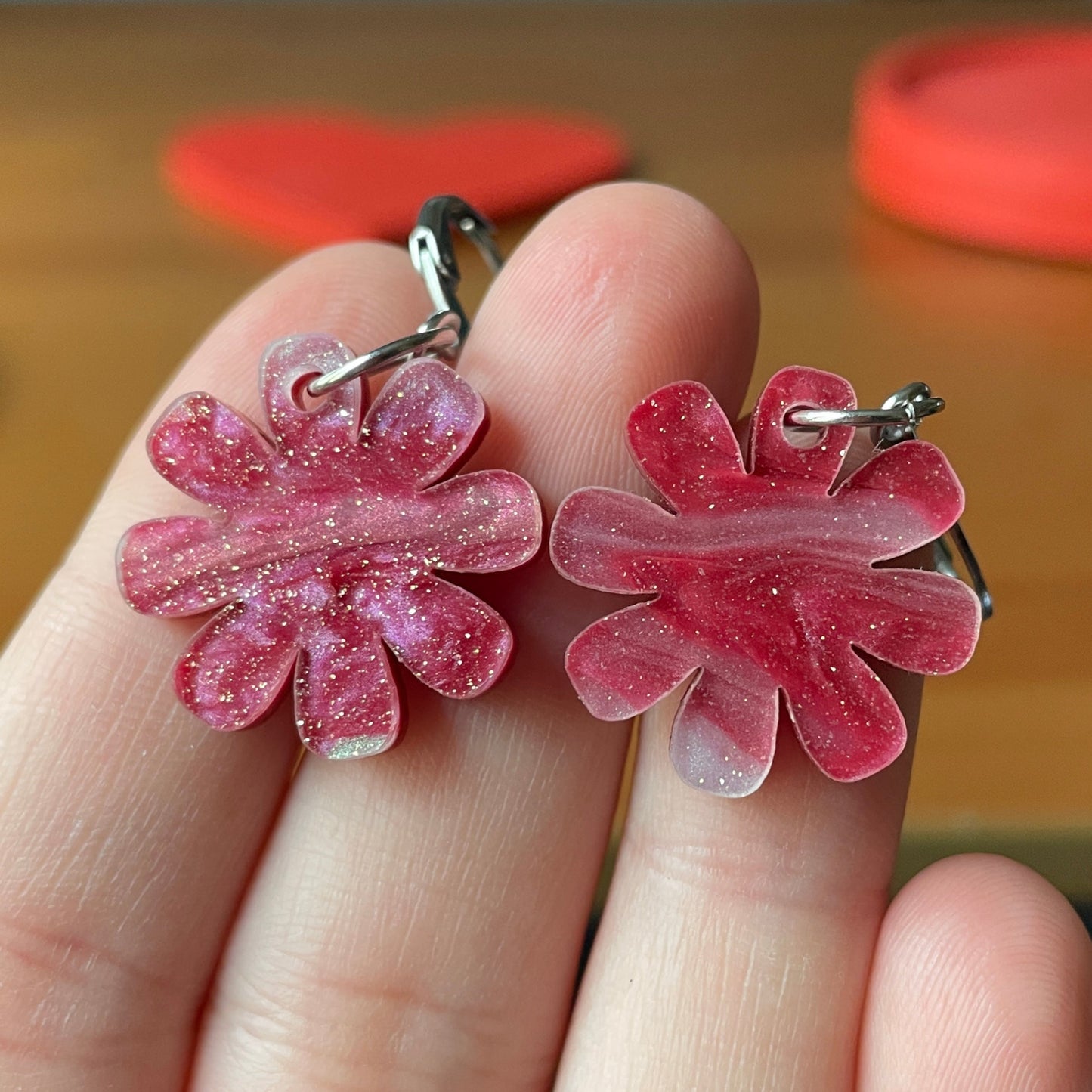 Petites boucles d'oreilles fleurs pendantes en acrylique japonaise marbrée rose et blanche à paillettes