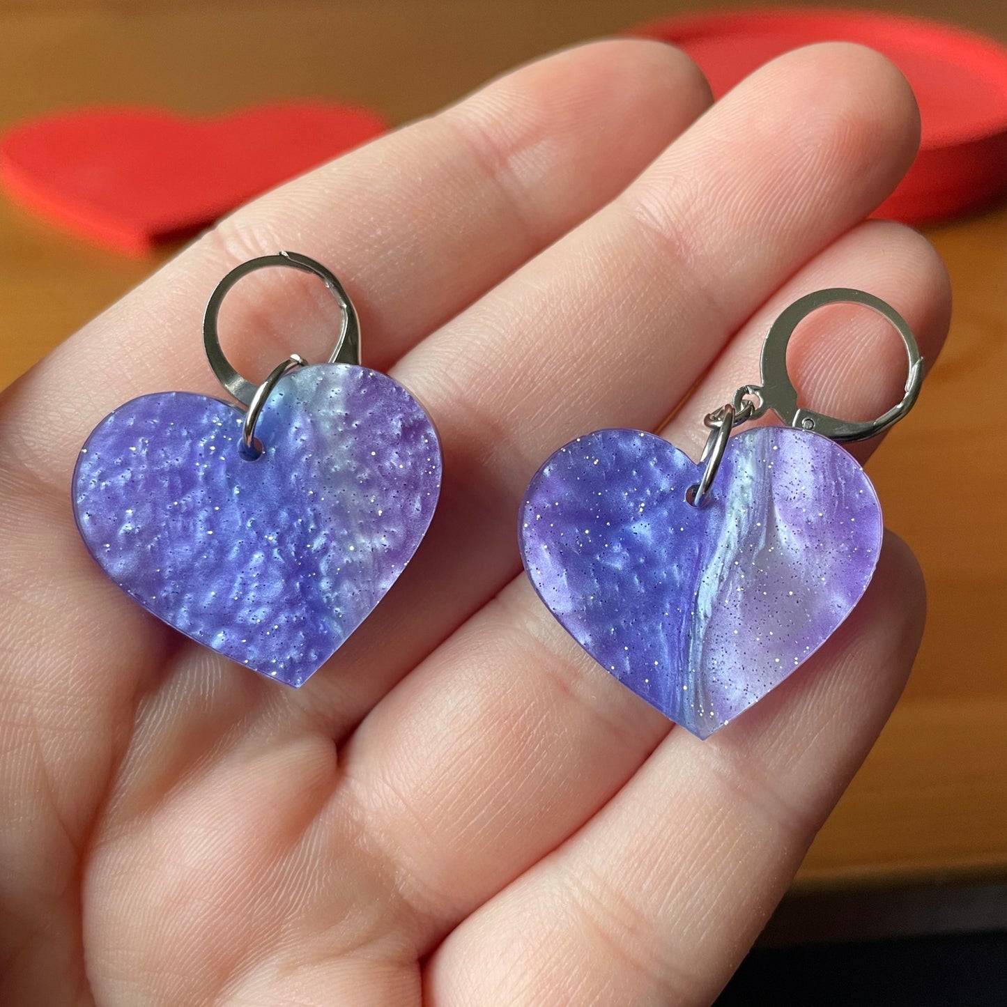 Petites boucles d'oreilles coeurs pendantes en acrylique marbrée bleue et violette à paillettes