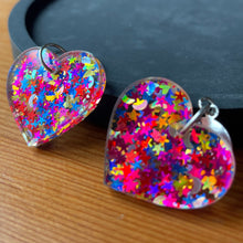Charger l&#39;image dans la galerie, Petites boucles d&#39;oreilles coeurs pendantes en acrylique avec des confettis étoiles et lunes multicolores