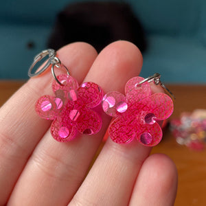 Petites boucles d'oreilles fleurs pendantes en acrylique japonaise avec du tissu rose et des confettis ronds