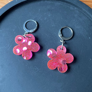 Petites boucles d'oreilles fleurs pendantes en acrylique japonaise avec du tissu rose et des confettis ronds