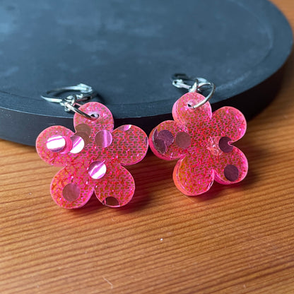 Petites boucles d'oreilles fleurs pendantes en acrylique japonaise avec du tissu rose et des confettis ronds