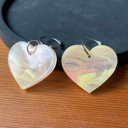 Petites boucles d'oreilles coeurs pendantes en acrylique marbrée orange/jaune