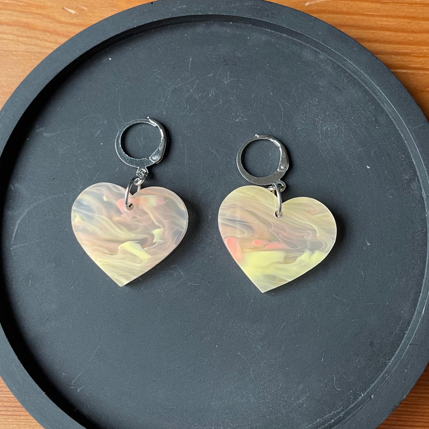 Petites boucles d'oreilles coeurs pendantes en acrylique marbrée orange/jaune