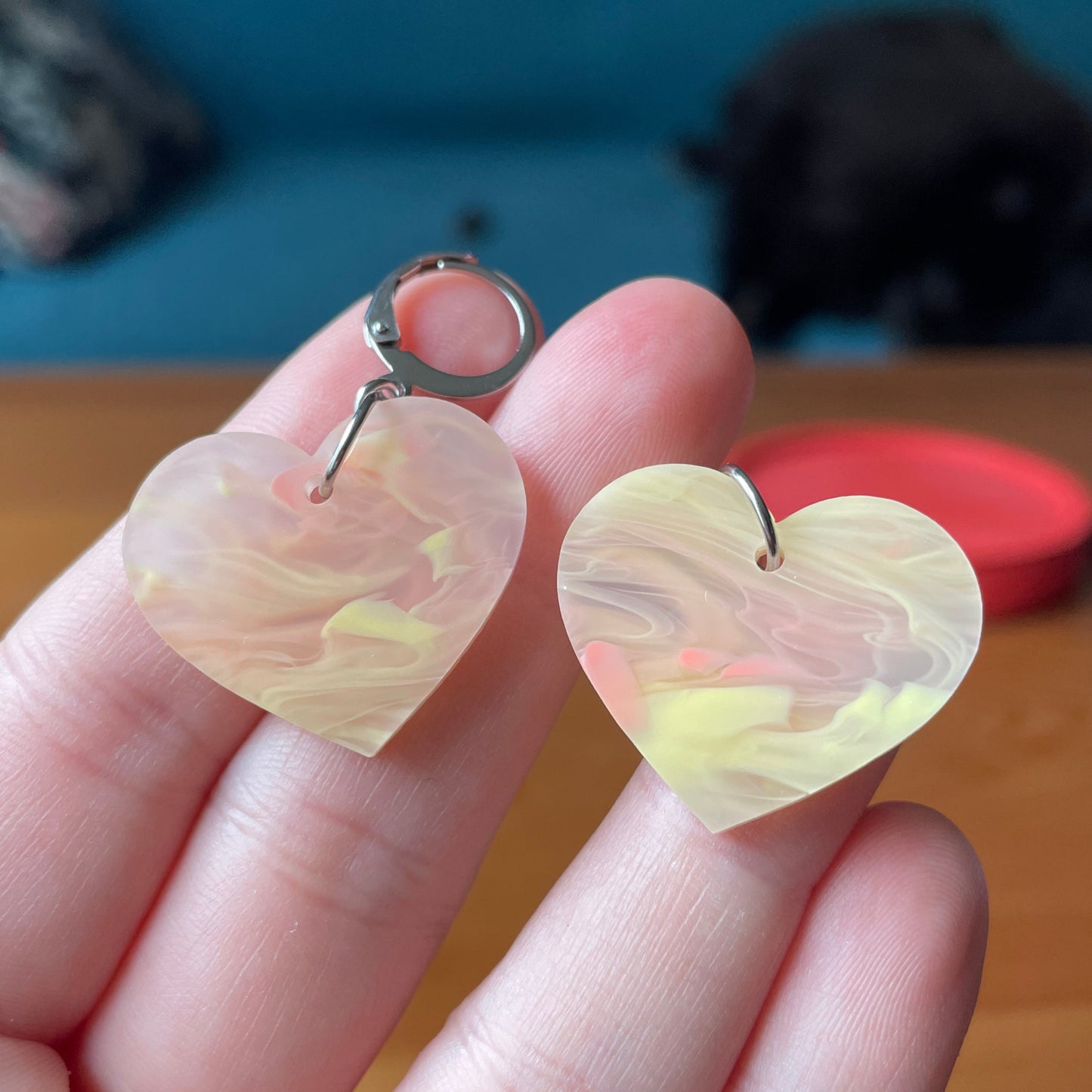 Petites boucles d'oreilles coeurs pendantes en acrylique marbrée orange/jaune