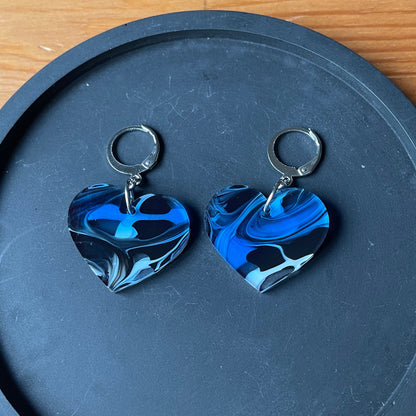 Petites boucles d'oreilles coeurs pendantes en acrylique marbrée bleue, blanche, noire et transparente