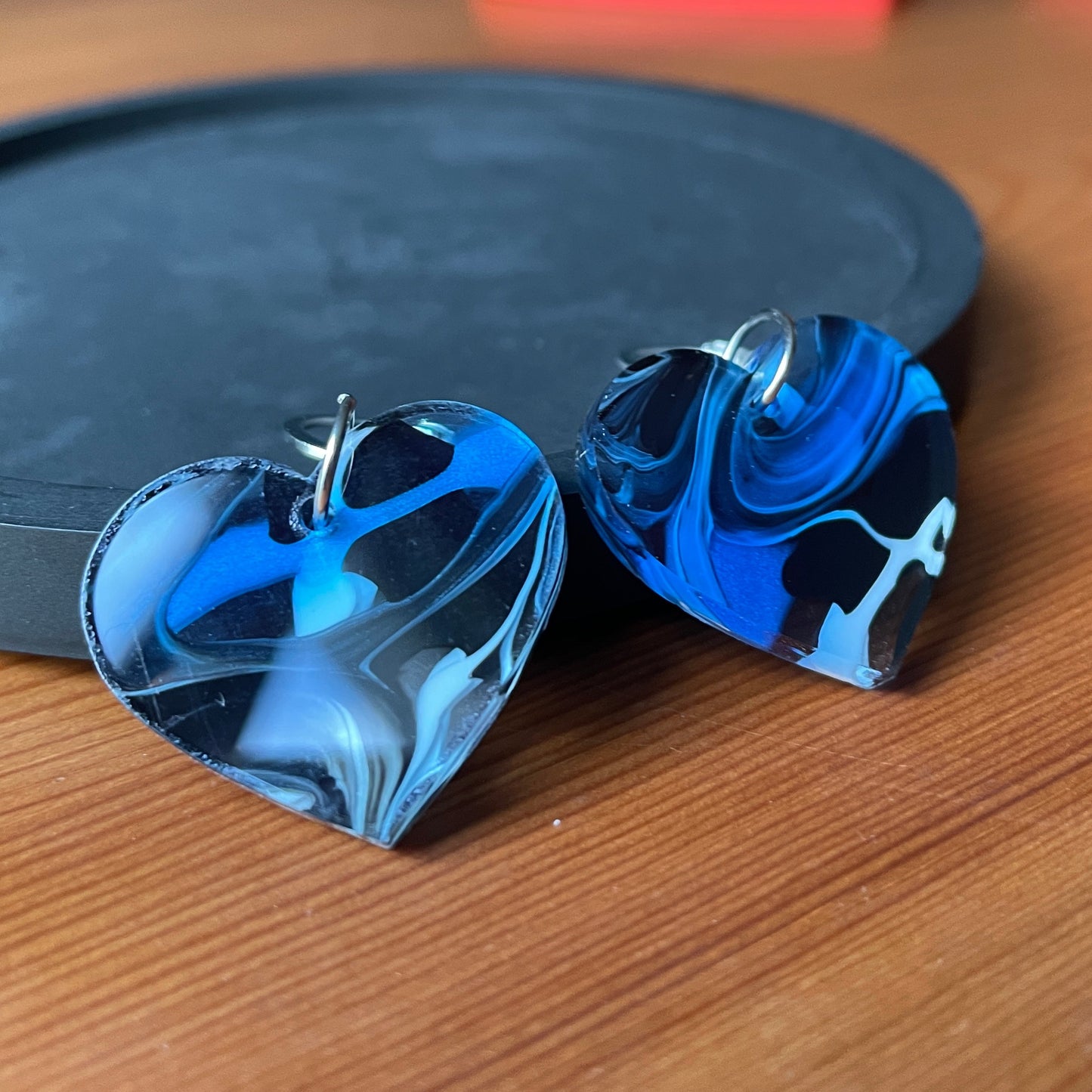 Petites boucles d'oreilles coeurs pendantes en acrylique marbrée bleue, blanche, noire et transparente