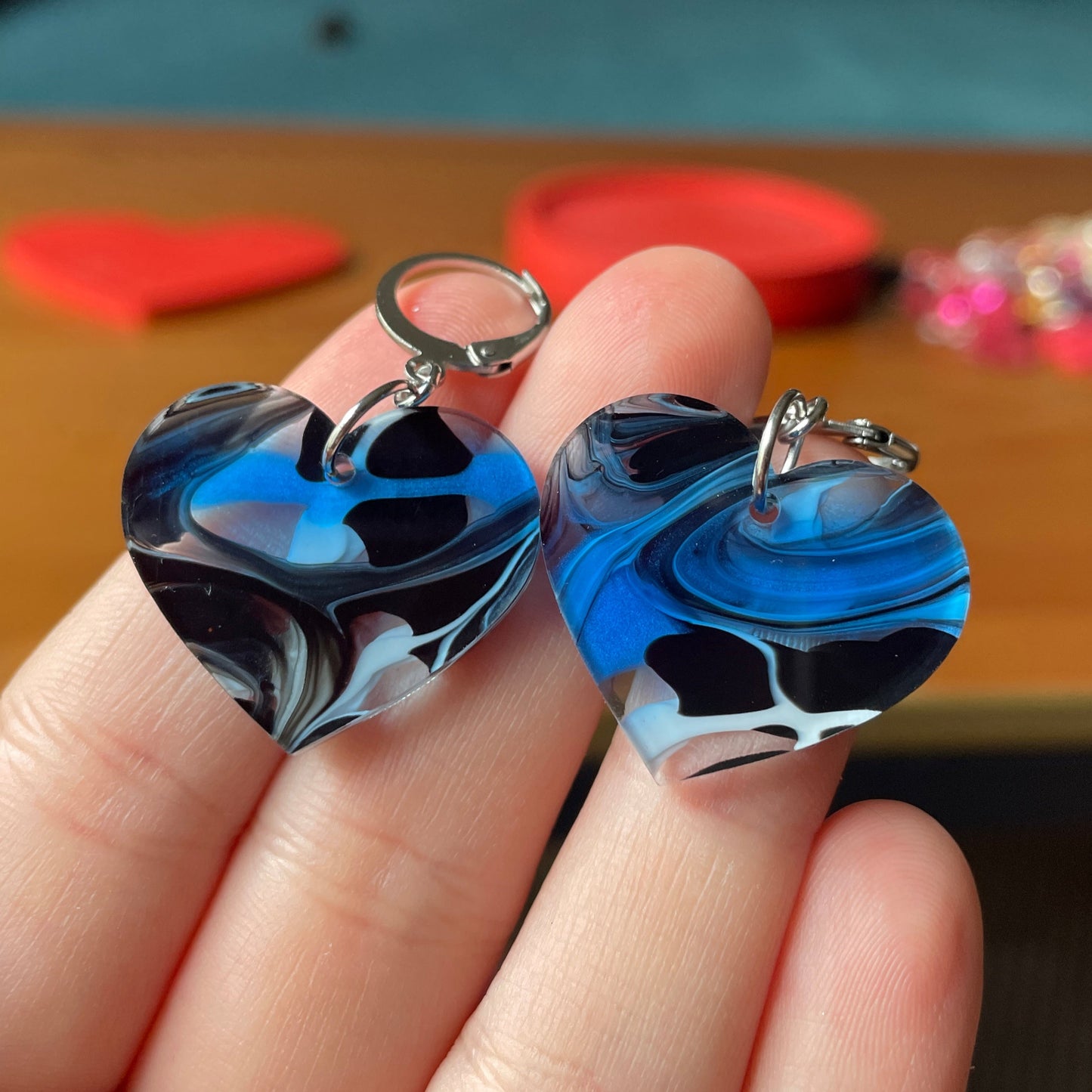 Petites boucles d'oreilles coeurs pendantes en acrylique marbrée bleue, blanche, noire et transparente