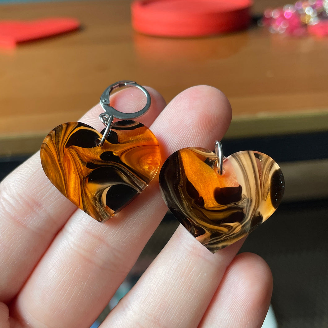 Petites boucles d'oreilles coeurs pendantes en acrylique marbrée orange, blanche, noire et transparente