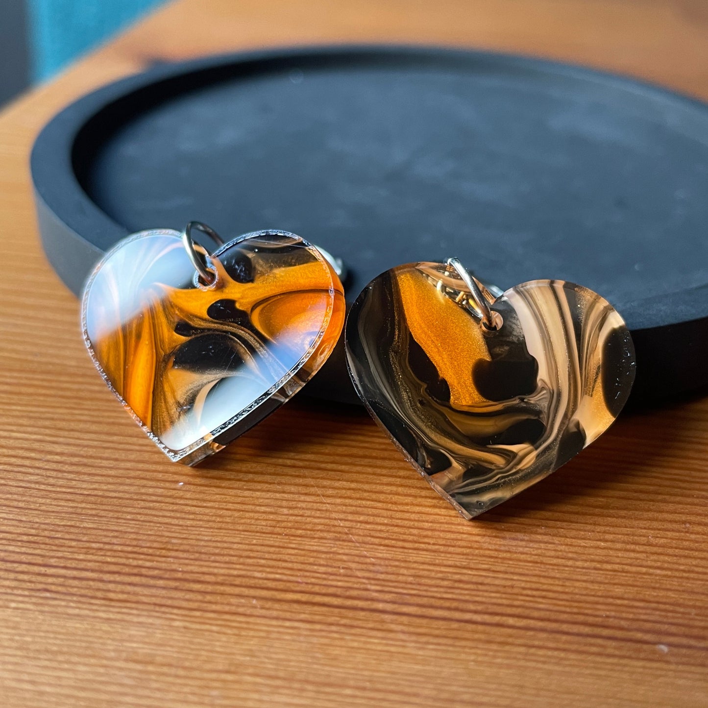 Petites boucles d'oreilles coeurs pendantes en acrylique marbrée orange, blanche, noire et transparente