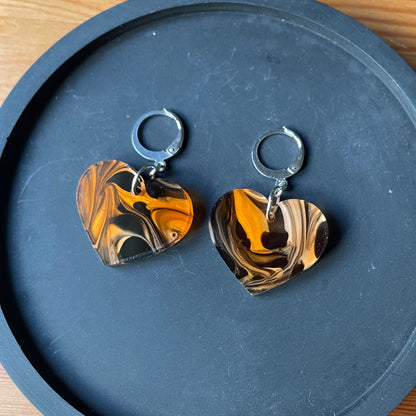 Petites boucles d'oreilles coeurs pendantes en acrylique marbrée orange, blanche, noire et transparente