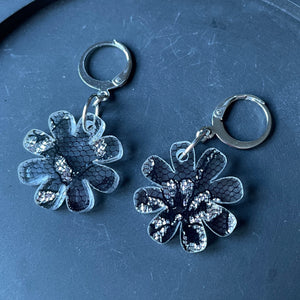 Petites boucles d'oreilles fleurs pendantes en acrylique japonaise avec de la dentelle noire et argentée