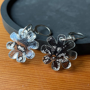 Petites boucles d'oreilles fleurs pendantes en acrylique japonaise avec de la dentelle noire et argentée