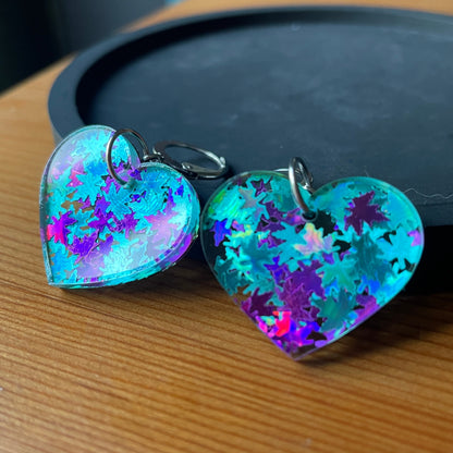 Petites boucles d'oreilles coeurs pendantes en acrylique avec des confettis feuilles d'érable bleues et violettes