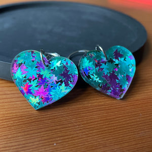 Petites boucles d'oreilles coeurs pendantes en acrylique avec des confettis feuilles d'érable bleues et violettes