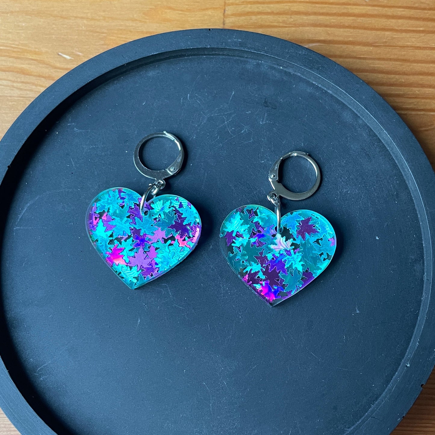 Petites boucles d'oreilles coeurs pendantes en acrylique avec des confettis feuilles d'érable bleues et violettes