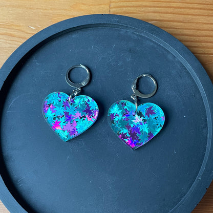 Petites boucles d'oreilles coeurs pendantes en acrylique avec des confettis feuilles d'érable bleues et violettes